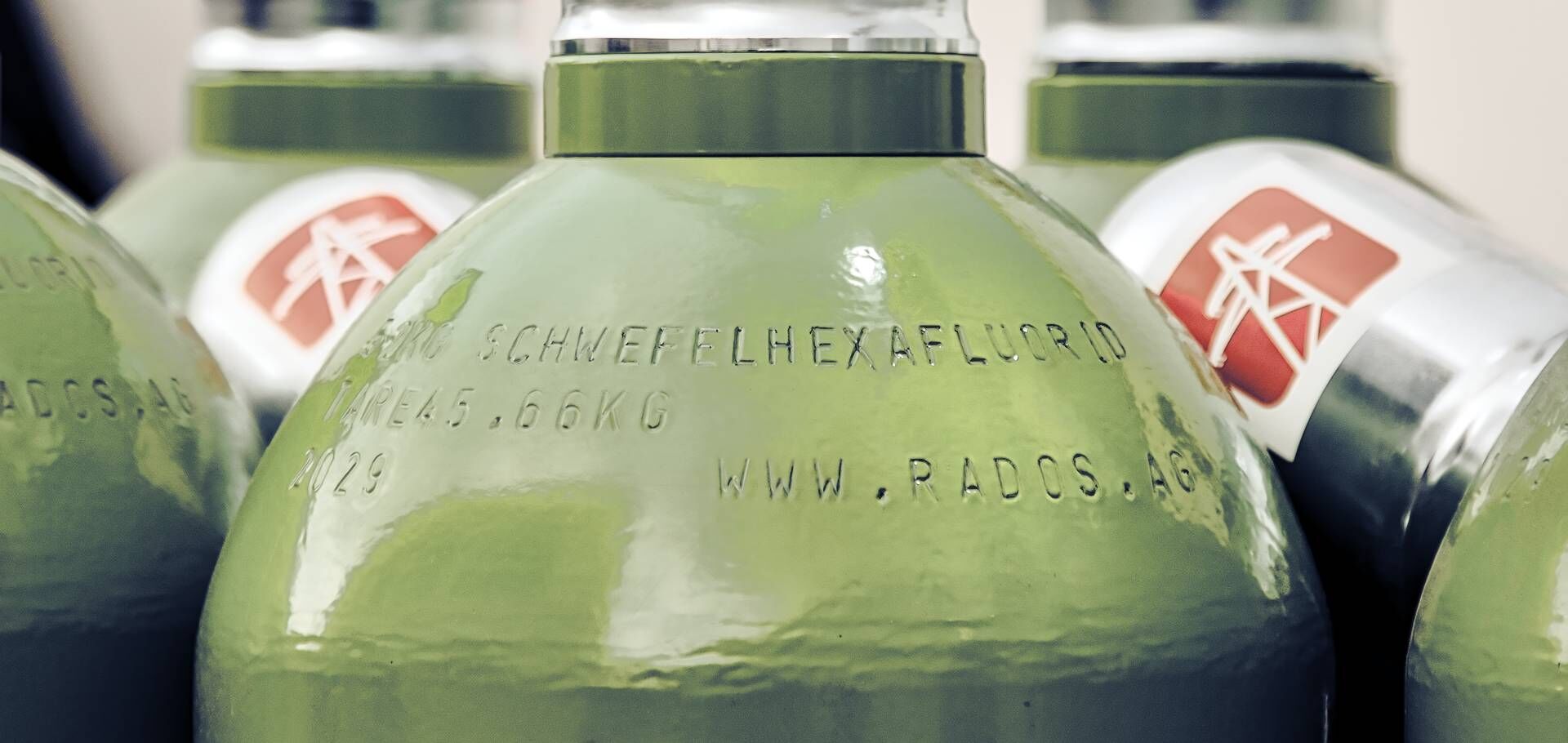 SF6-Gasflaschen mit Rados Logo