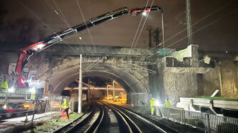 Bagger und Hochspannleitungen