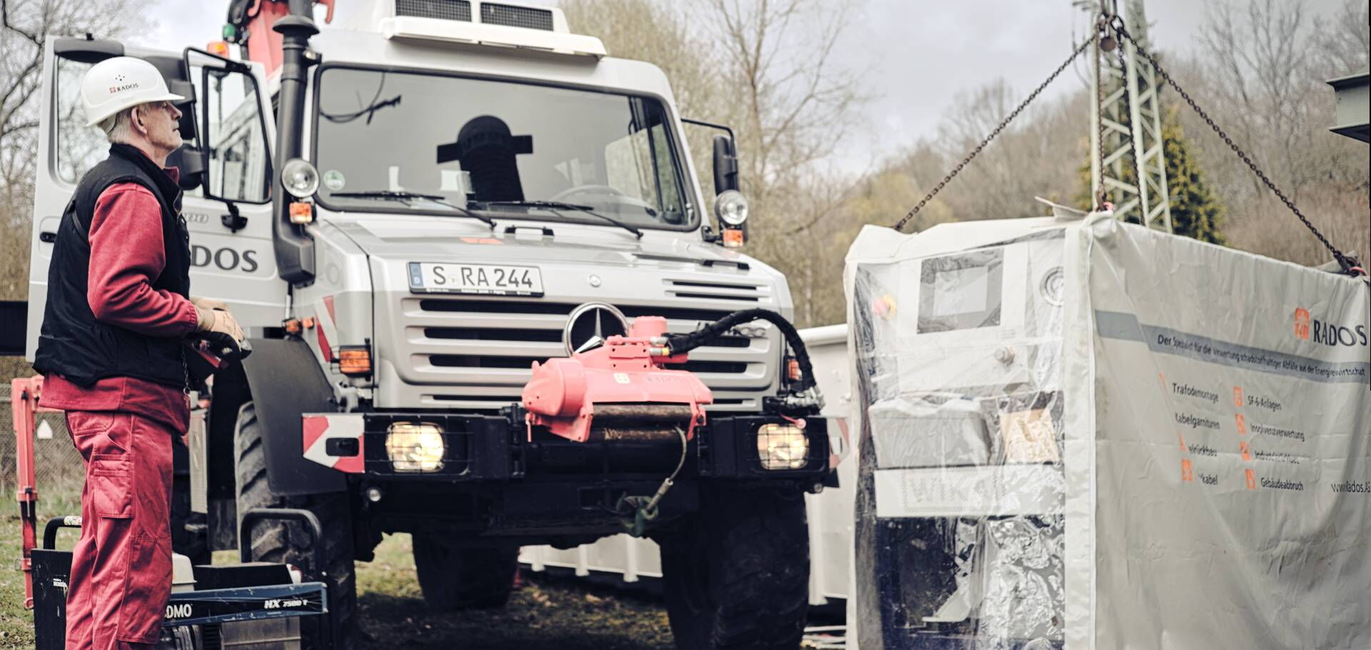 SF6 Unimog und Mitarbeiter